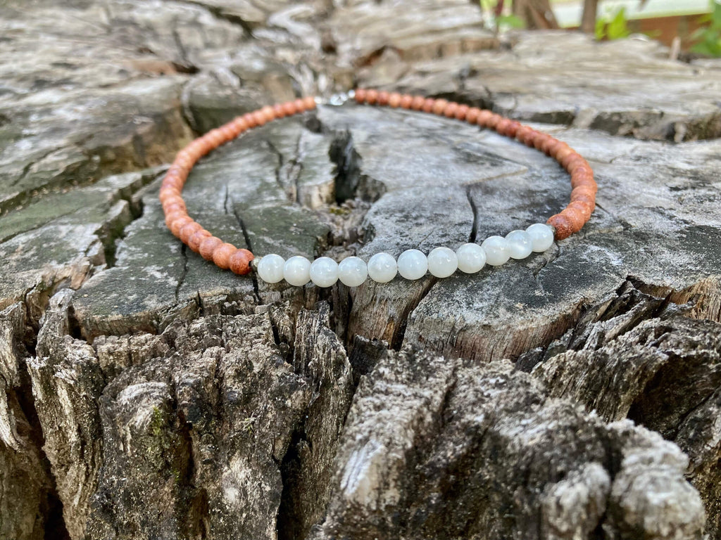 Balance necklace on a stump, seen from further back