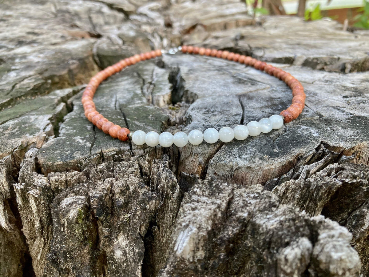 Balance necklace on a stump, seen from further back